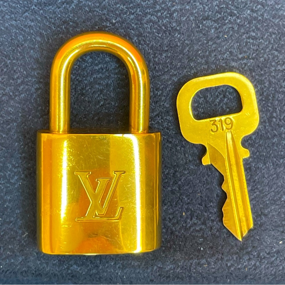 Vintage Louis Vuitton 319 Lock & Key!!